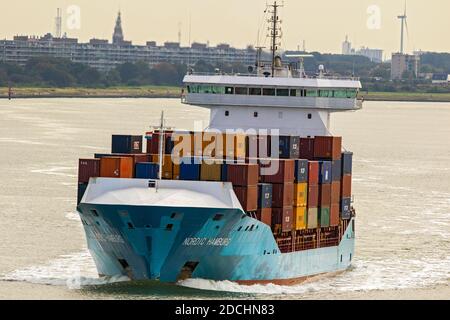 Nordisches Hamburger Containerschiff verlässt den Hafen von Rotterdam. Niederlande - 9. September 2018 Stockfoto