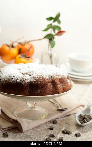 Schokoladenkuchen mit Pimon und Puderzucker. Backwaren. Selektiver Fokus. Stockfoto