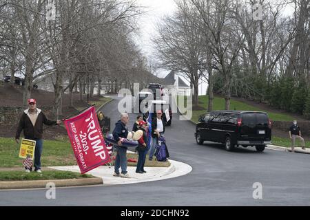 Sterling, Usa. November 2020. Demonstranten halten Schilder, als US-Präsident Donald Trump am Samstag, 21. November 2020, im Trump National Golf Club in Sterling, Virginia, eintrifft. Chris Kleponis/UPI Kredit: UPI/Alamy Live Nachrichten Stockfoto