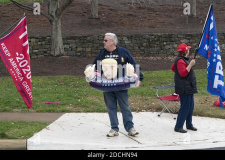 Sterling, Usa. November 2020. Demonstranten halten Schilder, als US-Präsident Donald Trump am Samstag, 21. November 2020, im Trump National Golf Club in Sterling, Virginia, eintrifft. Chris Kleponis/UPI Kredit: UPI/Alamy Live Nachrichten Stockfoto