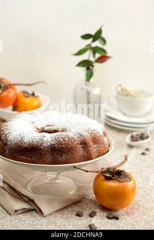 Schokoladenkuchen mit Pimon und Puderzucker. Backwaren. Selektiver Fokus. Stockfoto