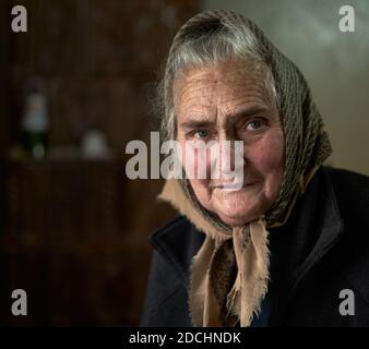 Glückliche alte Frau innen, Nahaufnahme Porträt Stockfoto