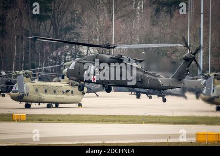 United States Army Sikorsky HH-60M Blackhawk Transporthubschrauber im Flug. Niederlande - 4. Februar 2019 Stockfoto