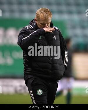 Celtic-Manager Neil Lennon geht nach dem Spiel der schottischen Premiership in der Easter Road, Edinburgh, vom Spielfeld. Stockfoto