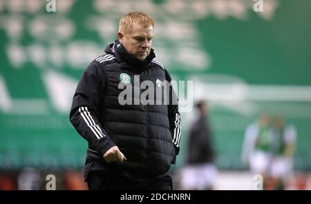 Celtic-Manager Neil Lennon geht nach dem Spiel der schottischen Premiership in der Easter Road, Edinburgh, vom Spielfeld. Stockfoto