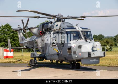 British Royal Navy AgustaWestland AW159 Wildcat Helikopter auf dem Asphalt des Nordholz Airbase. Deutschland - 14. Juni 2019 Stockfoto