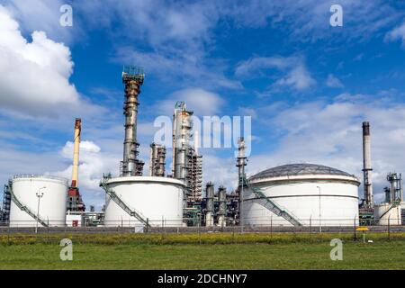 Industrielle Rohrleitungen und Silos an eine Ölraffinerie Anlage. Stockfoto