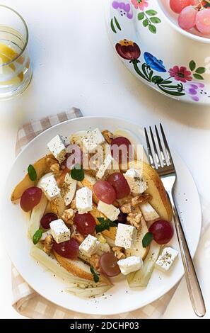 Fenchelsalat mit Feta-Trauben, Birnen und Walnüssen. Gesunde Ernährung. Draufsicht Stockfoto