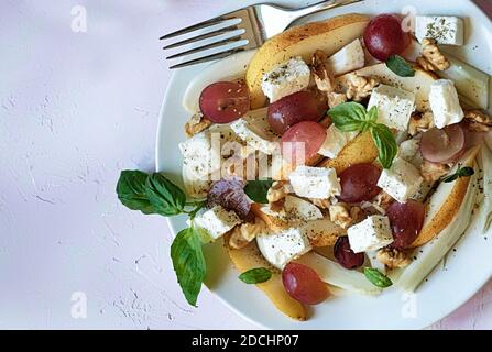 Fenchelsalat mit Feta-Trauben, Birnen und Walnüssen. Gesunde Ernährung. Draufsicht Stockfoto