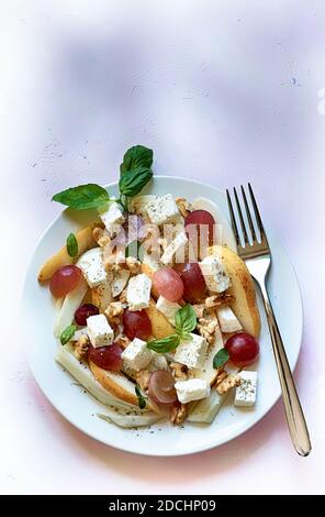 Fenchelsalat mit Feta-Trauben, Birnen und Walnüssen. Gesunde Ernährung. Draufsicht Stockfoto