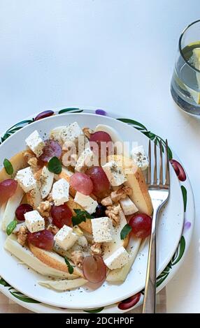 Fenchelsalat mit Feta-Trauben, Birnen und Walnüssen. Gesunde Ernährung. Draufsicht Stockfoto