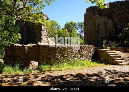 Die Überreste des römischen Aquädukts im Dorf Le Tholonet in der Nähe von Aix-en-Provence, Frankreich Stockfoto