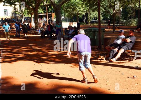 Pétanque im Dorf Le Tholonet in der Nähe von Aix-en-Provence, Frankreich Stockfoto