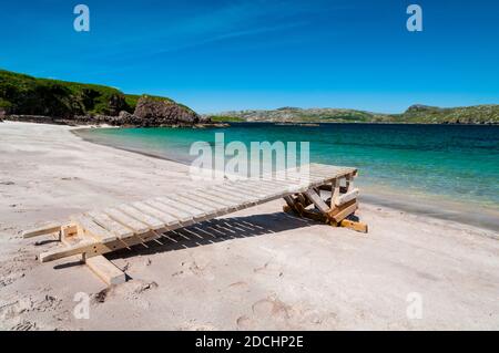 Die bewegliche Anlegestelle, die für die Ausschiffung von Passagieren von der Fähre verwendet wird Am Strand von Port an Eilein auf der Insel Von Handa vor der Nordwestküste von SC Stockfoto