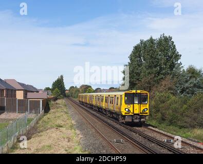 Merseyrail Elektrik Klasse 508+ 507 Elektrozüge der dritten Schiene 508128 + 507007 vorbei an Formby auf der Merseyrail Northern Line Stockfoto