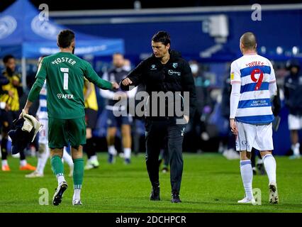 Watford-Manager Vladimir Ivic (Mitte) stößt Watford-Torwart Ben Foster am Ende des Sky Bet Championship-Spiels in der Loftus Road, London, auf die Faust. Stockfoto