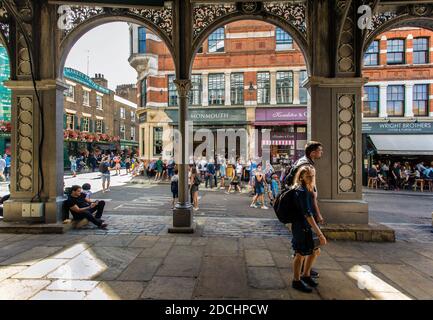 Borough Market, in der Nähe der London Bridge. Es ist einer der größten und ältesten Lebensmittelmärkte in London. Stockfoto