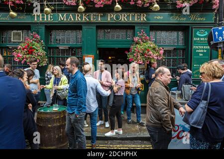Menschen trinken außerhalb der Markt Porter Pub, Borough Market, London, England Stockfoto