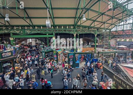 Borough Market, in der Nähe der London Bridge. Es ist einer der größten und ältesten Lebensmittelmärkte in London. Stockfoto