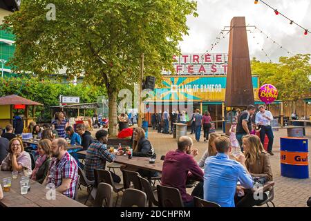 Großbritannien / England / London , Peopel trinken und essen außerhalb Hawker House Street Food Markt in East London . Stockfoto