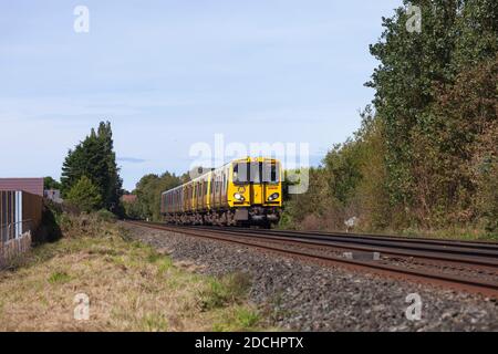 Merseyrail Elektrik Klasse 508+ 507 Elektrozüge der dritten Schiene 508139 + 507028 vorbei an Formby auf der Merseyrail Northern Line Stockfoto