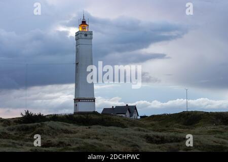 Dramatischer Vordämmerungshimmel am Leuchtturm von Blavand in Dänemark Stockfoto