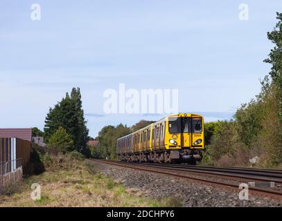 Merseyrail Elektrik Klasse 508+ 507 Elektrozüge der dritten Schiene 508139 + 507028 vorbei an Formby auf der Merseyrail Northern Line Stockfoto