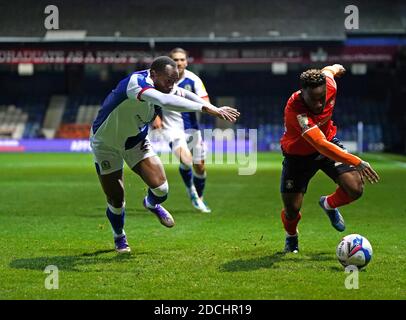 Kazenga LuaLua (rechts) von Luton Town und Ryan Nyambe von Blackburn Rovers kämpfen beim Sky Bet Championship-Spiel in Kenilworth Road, Luton, um den Ball. Stockfoto