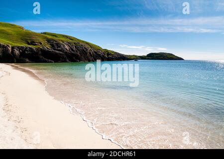 Blick auf einen weißen Sandstrand am Ufer der Achmelvich Bay im hohen Norden Schottlands. Juni. Stockfoto