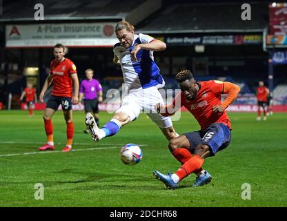 Kazenga LuaLua (rechts) von Luton Town und Sam Gallagher von Blackburn Rovers kämpfen während des Sky Bet Championship-Spiels in Kenilworth Road, Luton, um den Ball. Stockfoto