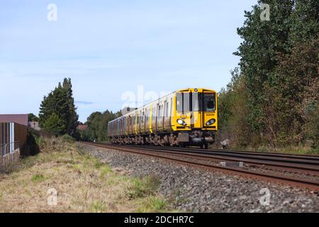 Merseyrail Elektrik Klasse 508+ 507 Elektrozüge der dritten Schiene 508139 + 507028 vorbei an Formby auf der Merseyrail Northern Line Stockfoto