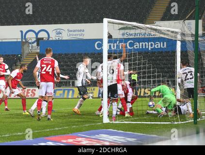 Liberty Stadium, Swansea, Glamorgan, Großbritannien. November 2020. English Football League Championship Football, Swansea City gegen Rotherham United; Spieler kriechen gegen Ende der zweiten Halbzeit um den Ball Kredit: Action Plus Sports/Alamy Live News Stockfoto