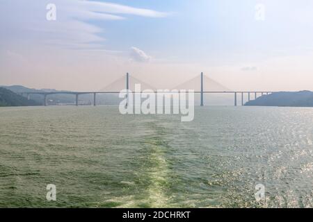 Blick auf die Hängebrücke über den Jangtse-Fluss in Wanzhou, Chongqing, Volksrepublik China, Asien Stockfoto