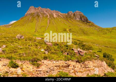 Ein Blick auf den zerklüfteten Berg Stac Pollaidh im Nordwesten Schottlands. Juni. Stockfoto