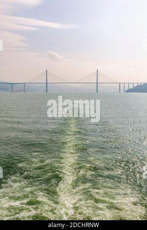 Blick auf die Hängebrücke über den Jangtse-Fluss in Wanzhou, Chongqing, Volksrepublik China, Asien Stockfoto