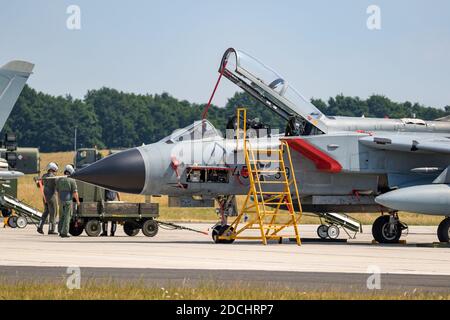 Panavia Tornado-Bomberjet der deutschen Luftwaffe auf dem Asphalt des Luftwaffenstützpunktes Wunstorf. Deutschland - 9. Juni 2018 Stockfoto