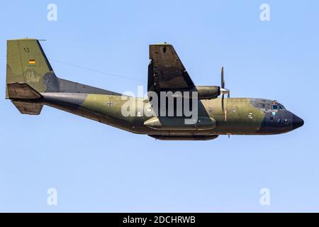 Deutsche Luftwaffe Luftwaffe Transall C-160 Militärtransportflugzeug im Flug. Deutschland - 9. Juni 2018 Stockfoto