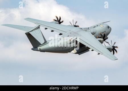 Luftwaffe der Deutschen Luftwaffe Airbus A400M Militärtransportflugzeug Tanken von der Basis Wunstorf. Deutschland - 9. Juni 2018 Stockfoto