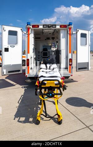 Not Bahre und EMS Krankenwagen mit offener Tür Stockfoto