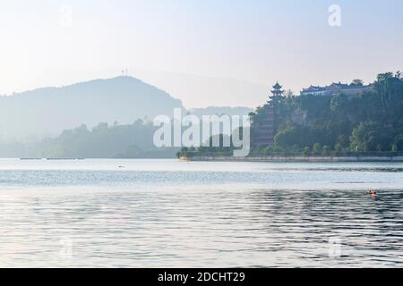 Blick auf die Shi Baozhai-Pagode am Jangtsekiang bei Wanzhou, Chongqing, Volksrepublik China, Asien Stockfoto