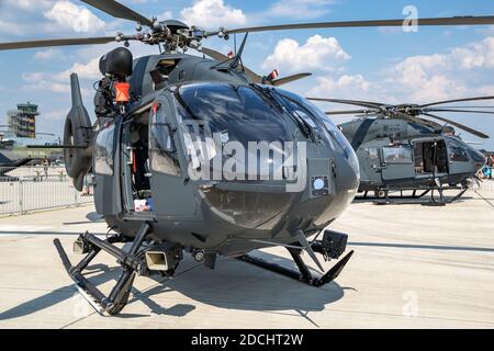 Militärische Einsatzhubschrauber der deutschen Luftwaffe Airbus H145M auf dem Asphalt der Luftwaffenbasis Wunstorf. Deutschland - 9. Juni 2018 Stockfoto