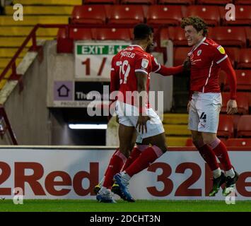 Oakwell Stadium, Barnsley, Yorkshire, Großbritannien. November 2020. English Football League Championship Football, Barnsley FC gegen Nottingham Forest; Patrick Schmidt von Barnsley feiert mit Callum Styles of Barnsley nach Styles 84. Min Opener Credit: Action Plus Sports/Alamy Live News Stockfoto