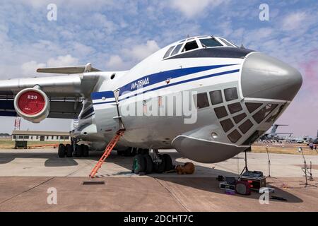 Transportflugzeug der ukrainischen Luftwaffe Iljuschin IL-76 auf dem Asphalt der RAF Fairford. Großbritannien – 13. Juli 2018 Stockfoto