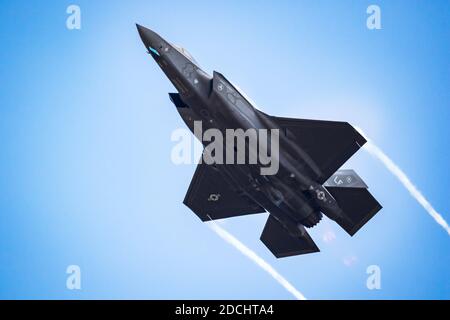 US Air Force F-35 Kampfflugzeug im Flug über RAF Fairford. Großbritannien – 13. Juli 2018 Stockfoto