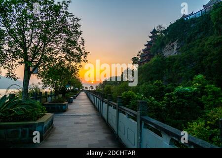 Blick auf die Shi Baozhai-Pagode bei Sonnenuntergang auf dem Jangtsekiang bei Wanzhou, Chongqing, Volksrepublik China, Asien Stockfoto