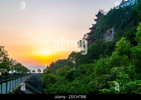 Blick auf die Shi Baozhai-Pagode bei Sonnenuntergang auf dem Jangtsekiang bei Wanzhou, Chongqing, Volksrepublik China, Asien Stockfoto