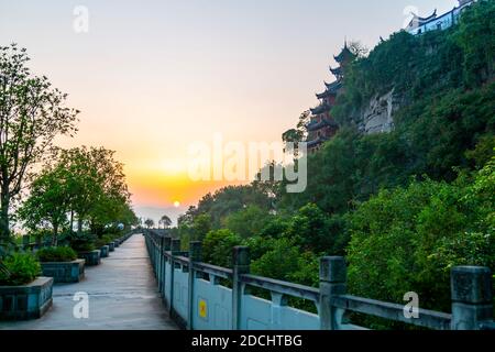 Blick auf die Shi Baozhai-Pagode bei Sonnenuntergang auf dem Jangtsekiang bei Wanzhou, Chongqing, Volksrepublik China, Asien Stockfoto