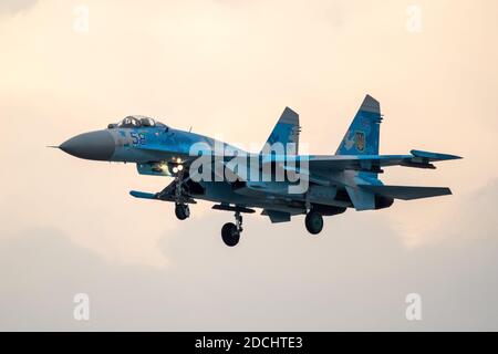 Ukrainische Luftstreitkräfte Sukhoi Su-27 Kampfflugzeug Arricing auf RAF Fairford Airbase. Großbritannien – 13. Juli 2018 Stockfoto