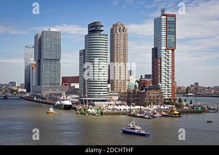 Blick auf das Hochhaus von Rotterdam und die Erasmus-Brücke in der Nachbarschaft von Kop van Zuid während der World Harbour Days. September 2018 Stockfoto