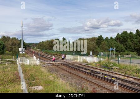 Freshfield Bahnübergang mit Fußgängern über den Bahnübergang Stockfoto